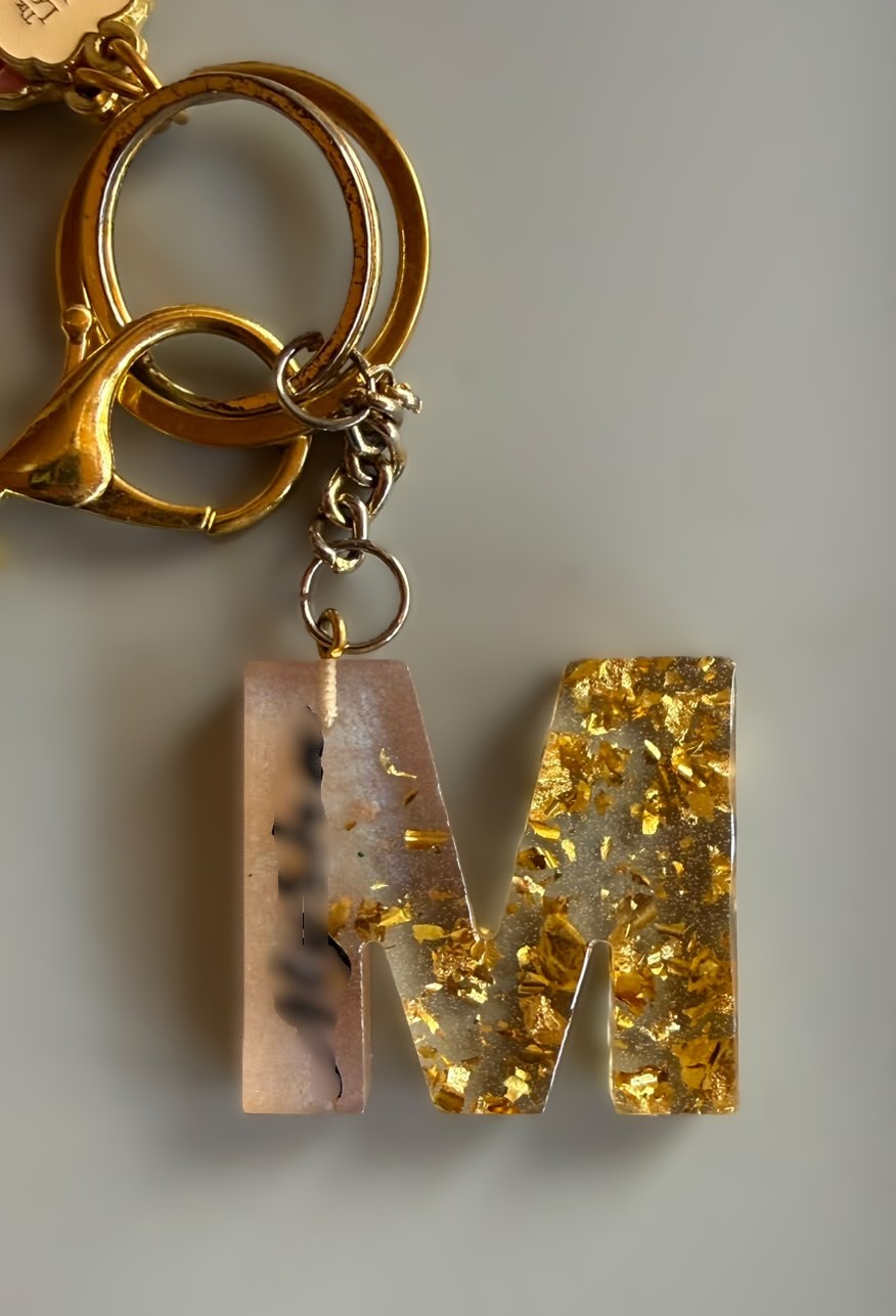 Personalised resin letter keychain with gold flakes